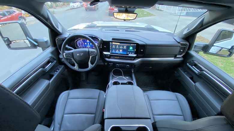 A wide photo of the Chevrolet Silverado 2500 HD Trail Boss dashboard