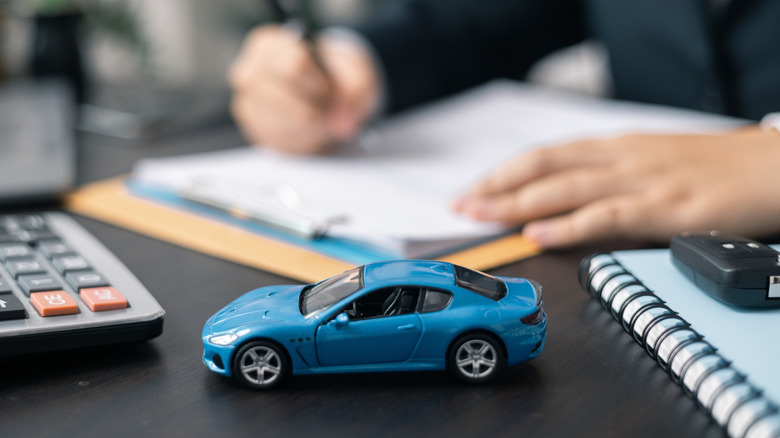 Signing a car loan paperwork