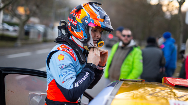 Adrien Fourmaux putting on his helmet