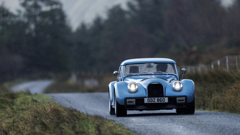 A photo of the front of a Morgan Supersport car in blue.