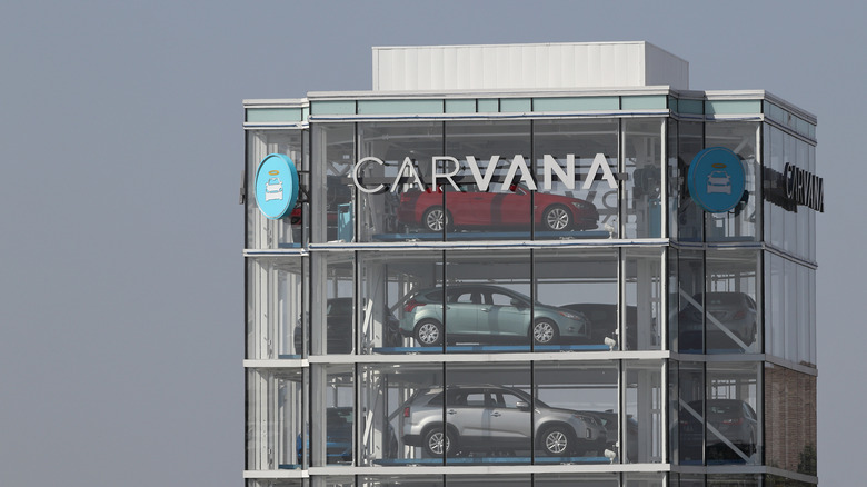 A photo of a Carvana tower filled with cars.