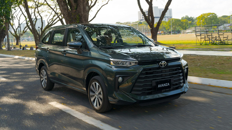 Front 3/4 view of a green Toyota Avanza