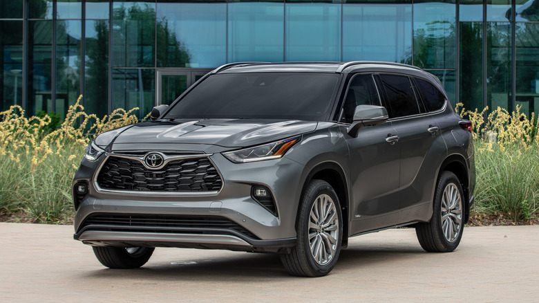 Front 3/4 view of a grey Toyota Highlander