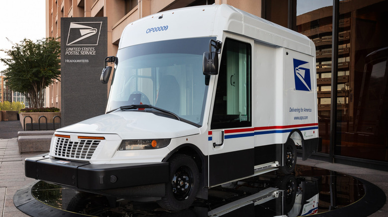 Electric NGV in front of USPS HQ