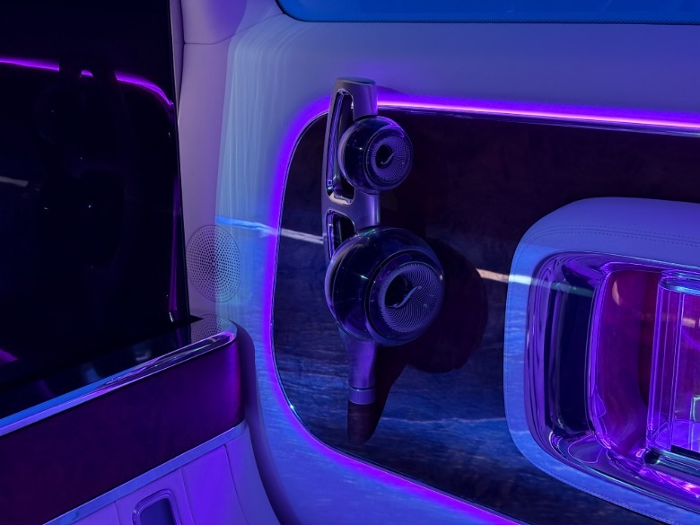 Speaker in the Mercedes-Benz Vision V concept