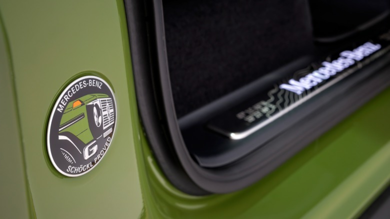 Interior badge of a green Mercedes-Benz G550 Edition Stronger Than The 1980s