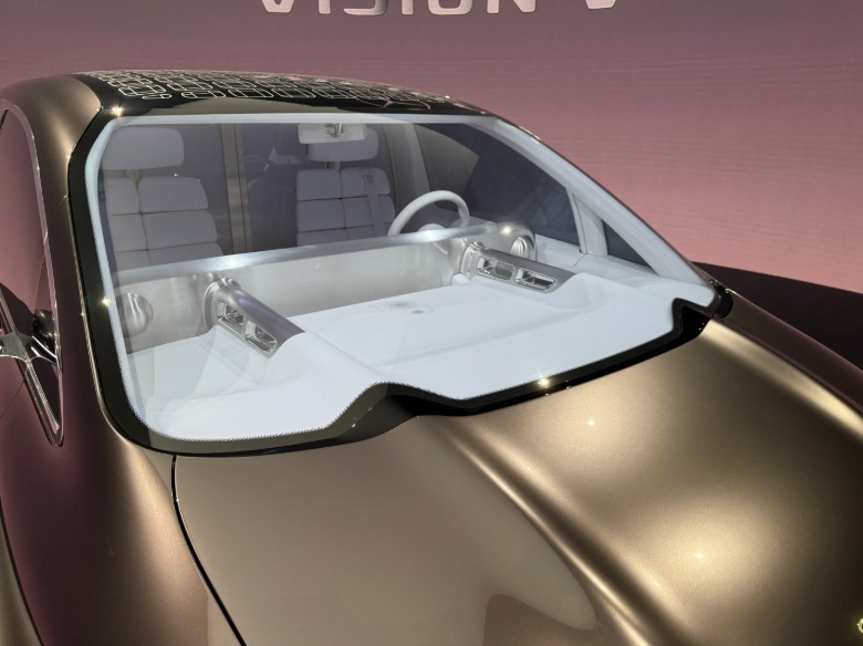 Windshield of the Mercedes-Benz Vision V concept