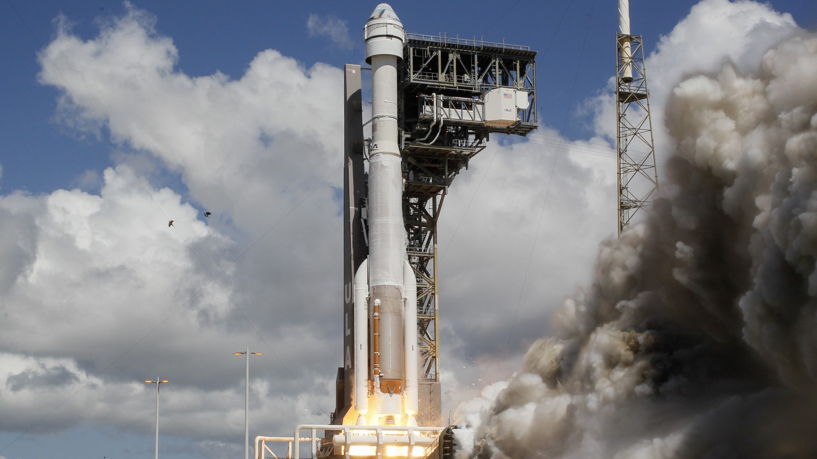 A photo of the Starliner space craft launching. 