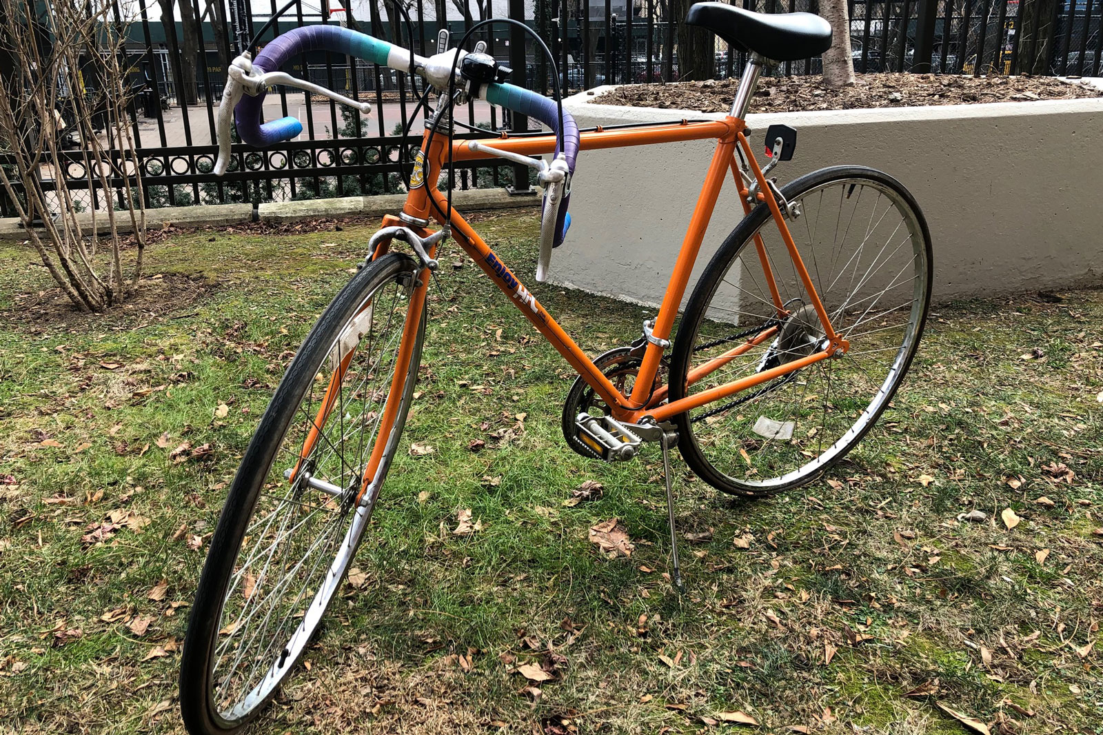 A photo of a Hi-C branded road bike. 