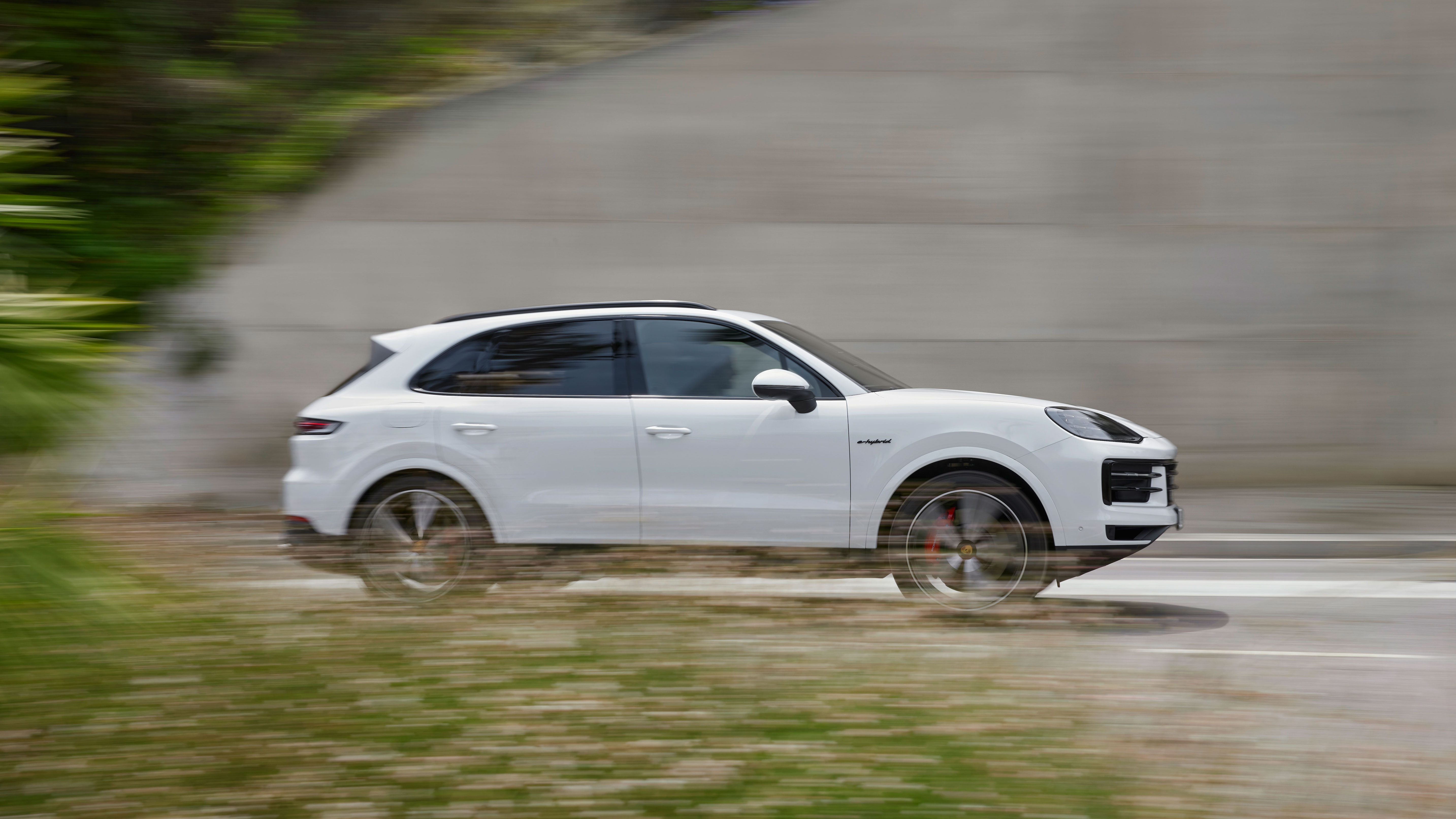 2024 Porsche Cayenne S E-Hybrid side