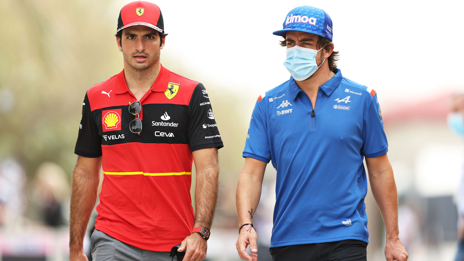 A photo of Carlos Sainz and Fernando Alonso in F1 testing. 