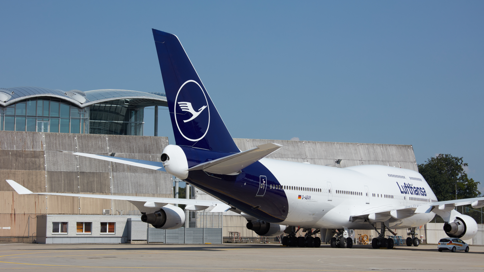 A photo of a Boeing 747 in Lufthansa colors. 