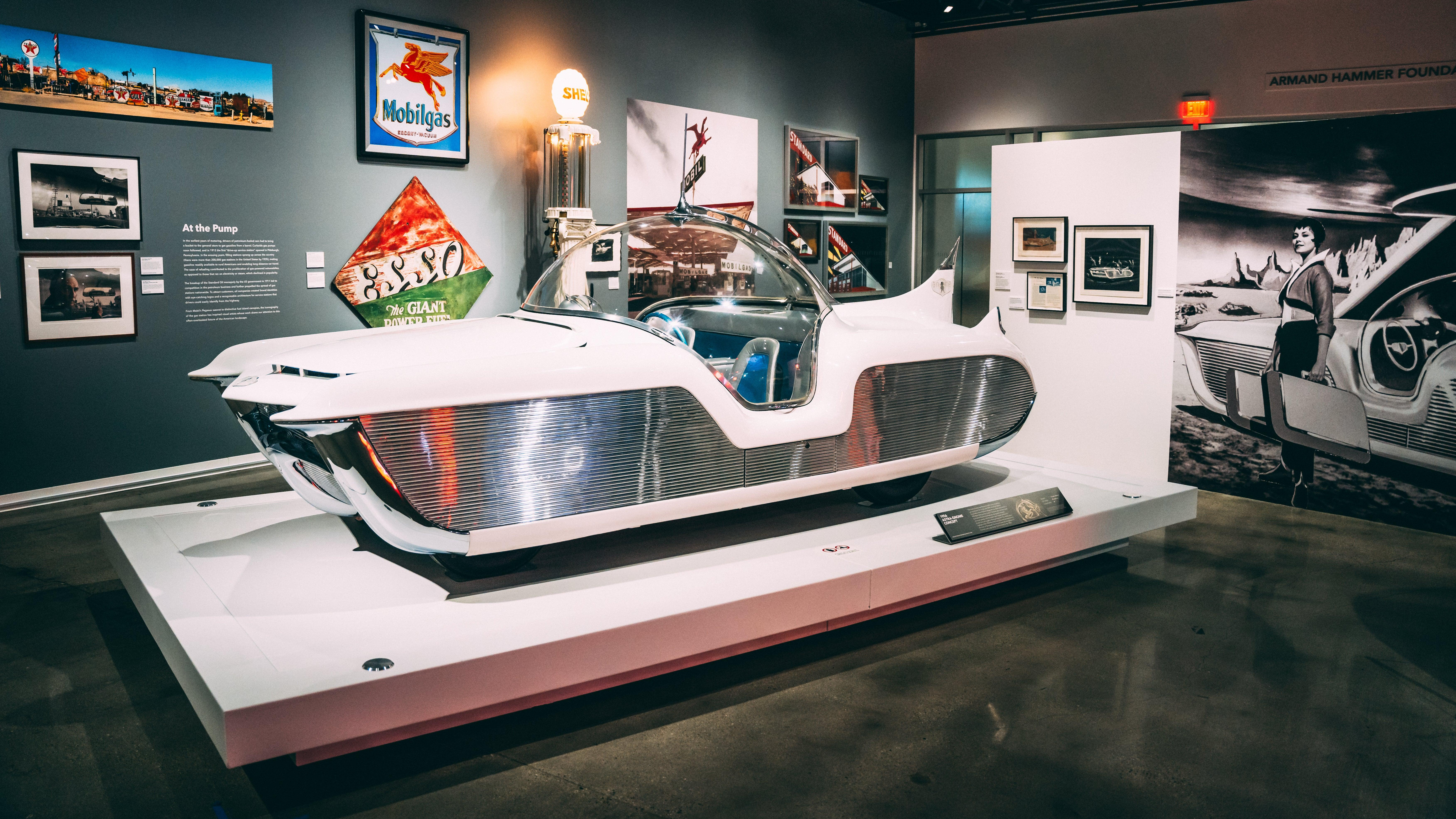 A photo of the American Motors AstroGnome concept car with ribbed chrome accents on the side and a full bubble top