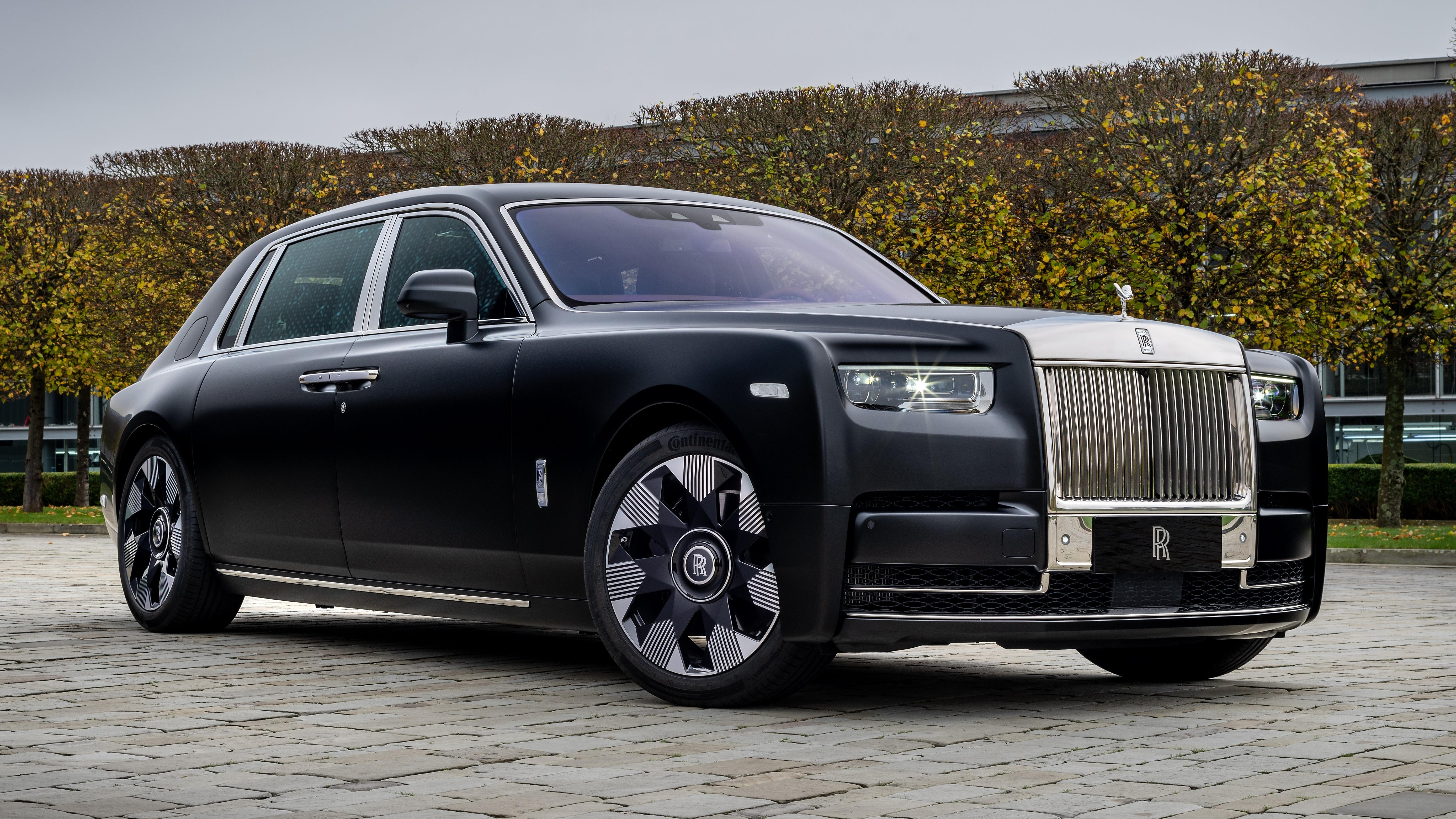 Front 3/4 view of the Rolls-Royce Phantom Dragon