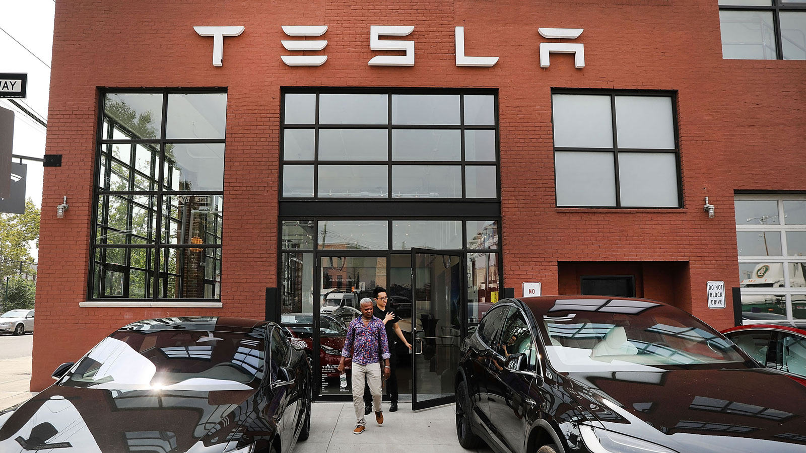 A photo of a Tesla dealer in New York. 