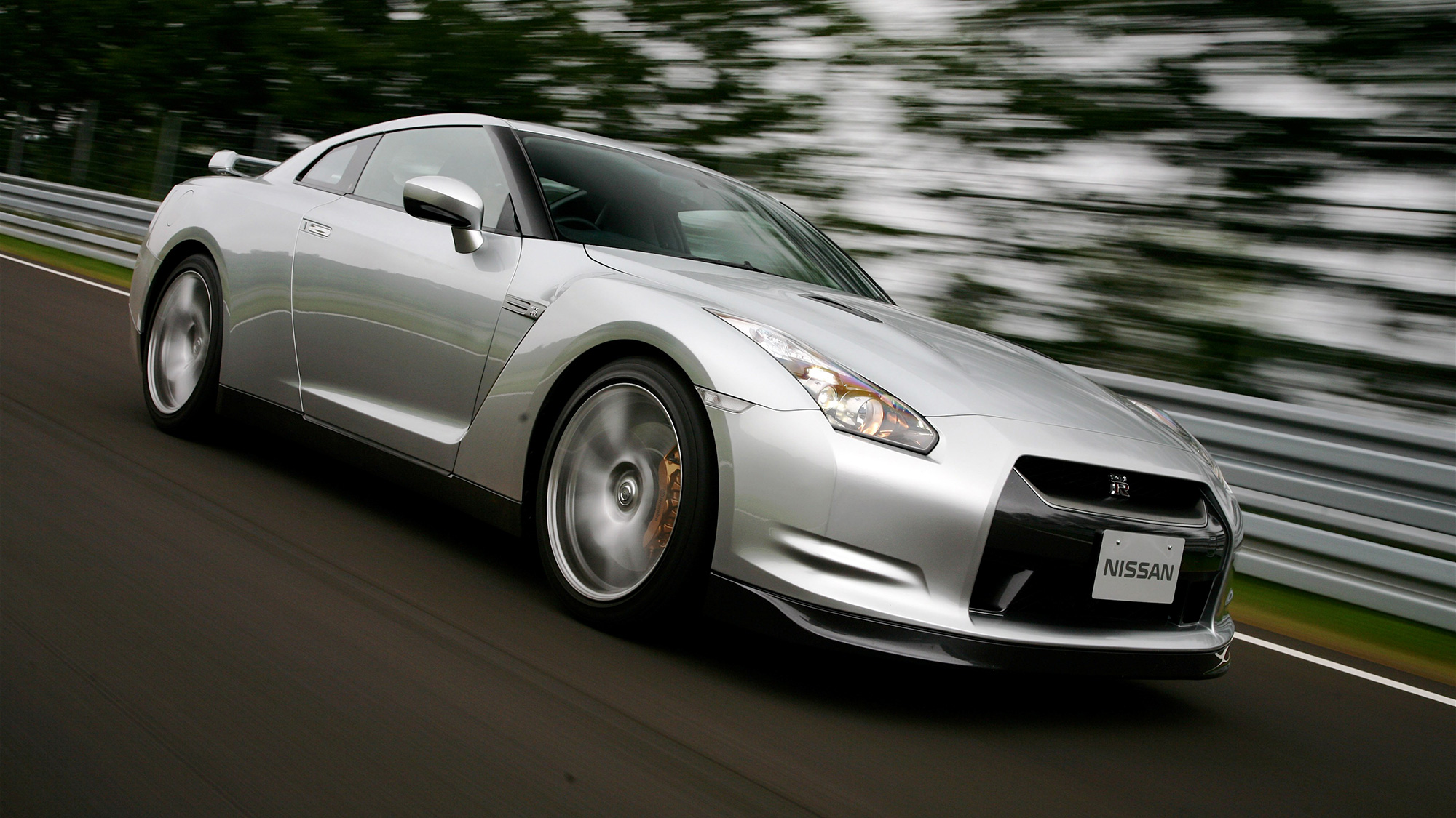 2008 Nissan GT-R front quarter view