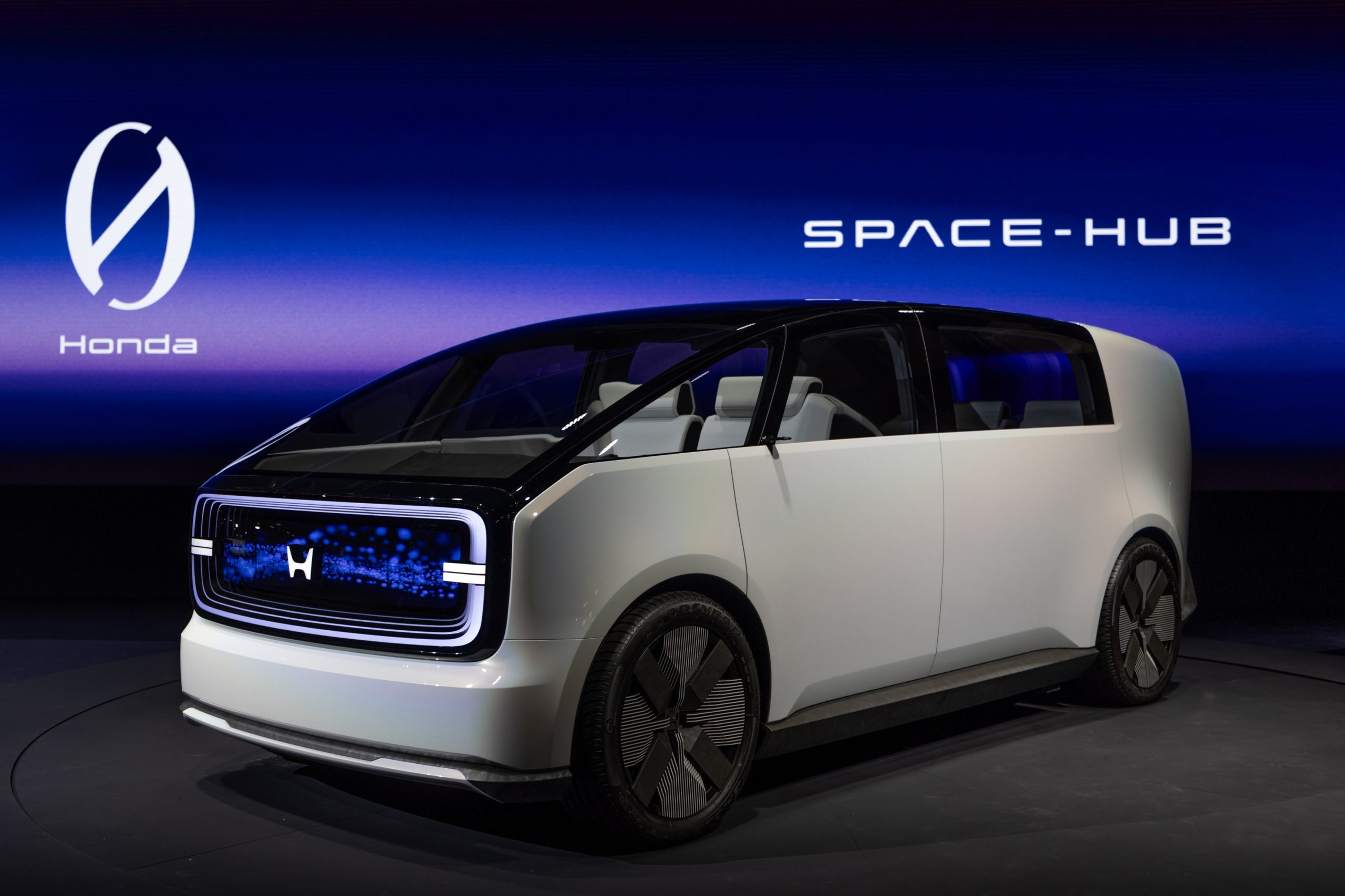 The Honda 0 Series Space-Hub at its debut at CES 2024. It also has a screen-like front grille and looks very futuristic