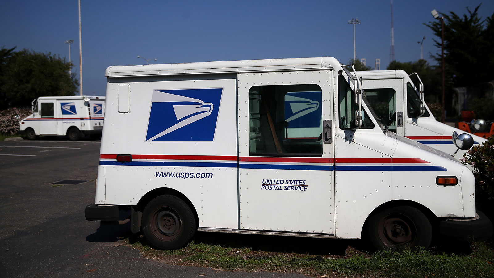 A photo of the aging USPS mail trucks. 