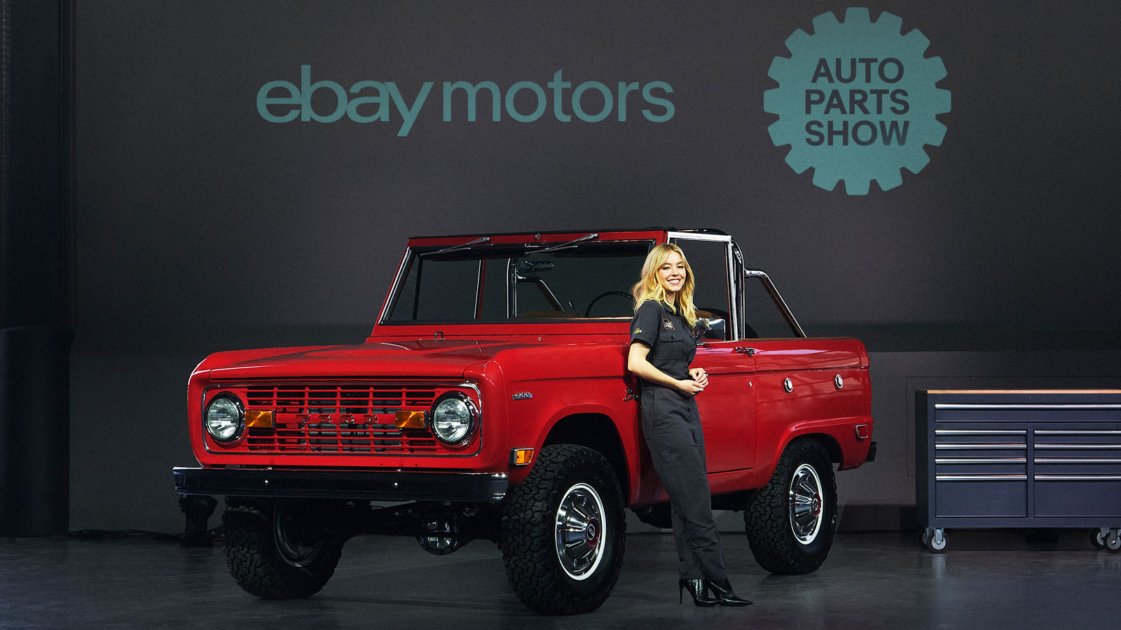 A photo of Sydney Sweeney with her Ford Bronco