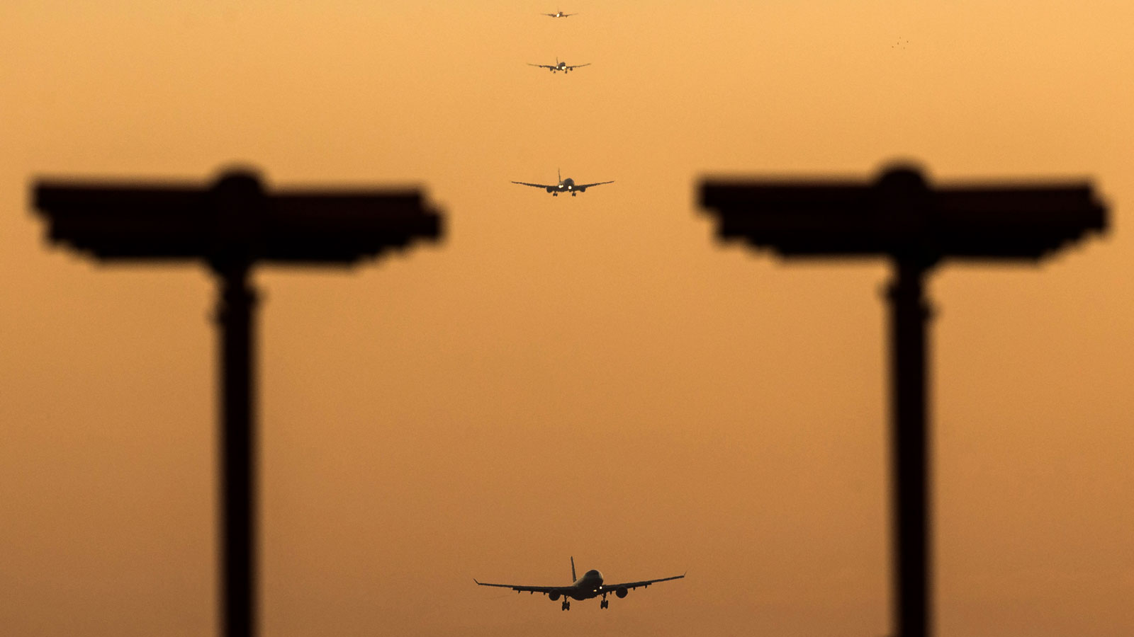 A photo of planes lining up to land at Heathrow Airport in the UK. 