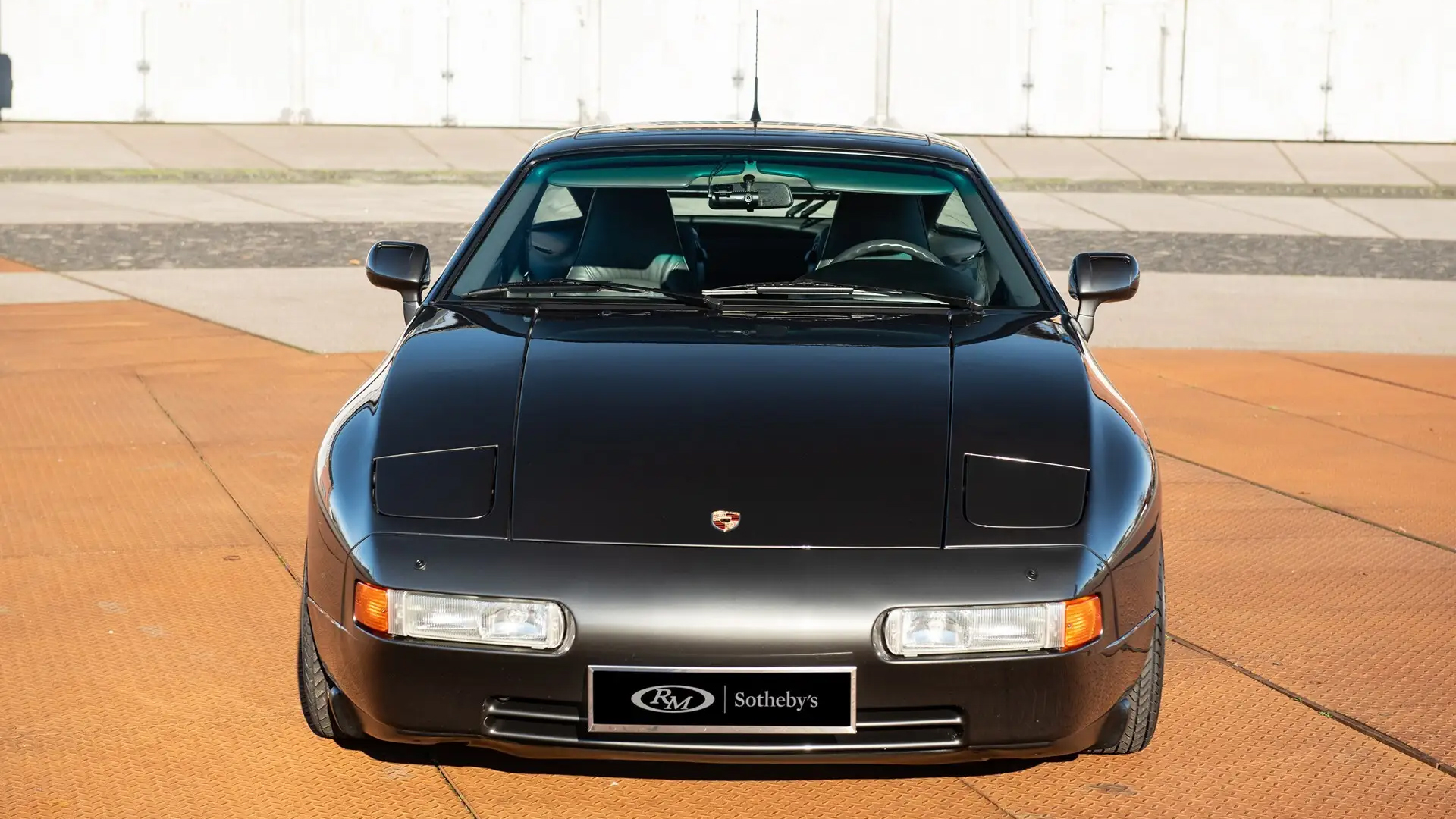 Front view of a 1989 Porsche 928 GT Flachbau's headlight