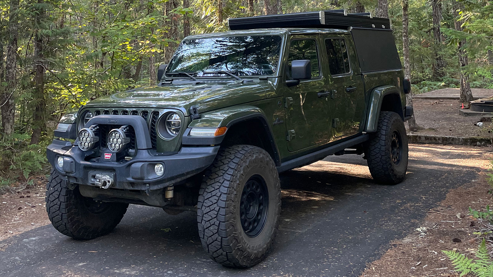 A photo of a Jeep Gladiator with a GFC Camper fitted. 