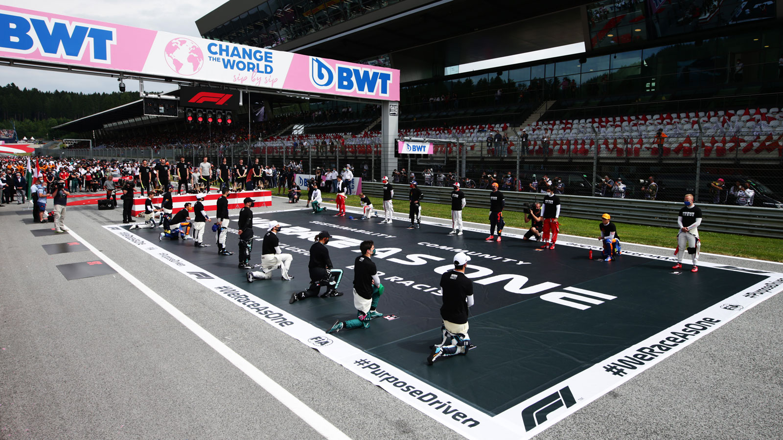 Some F1 drivers take the knee before a race 