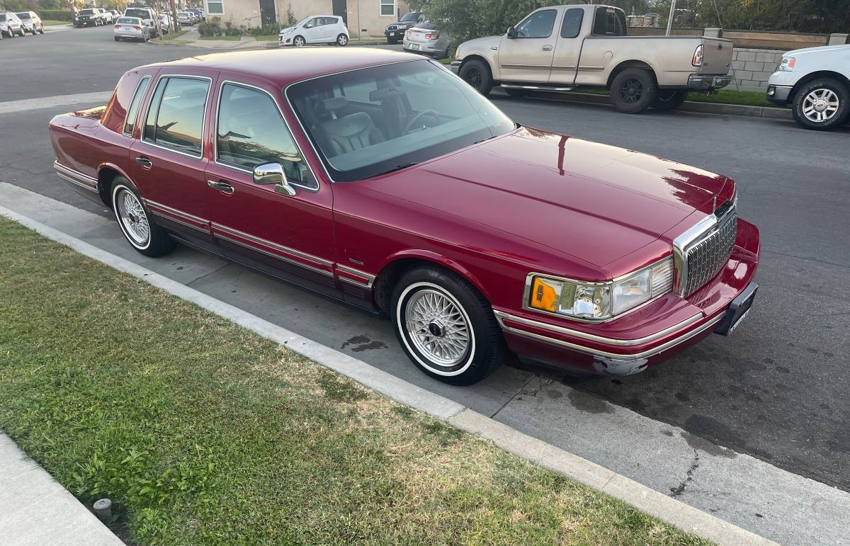 Nice Price or No Dice 1994 Lincoln Town Car