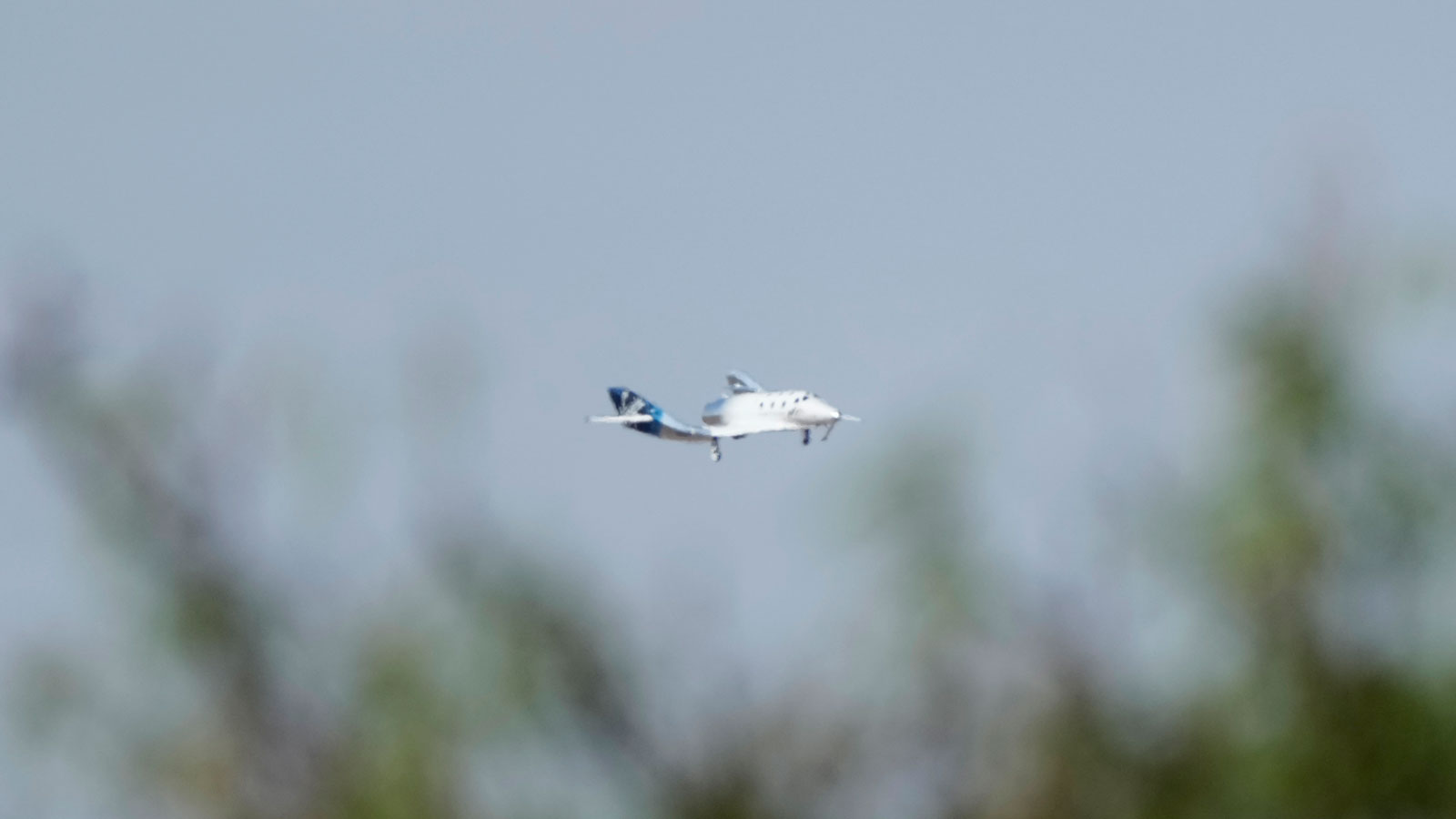 A photo of the Virgin Galactic space craft approaching its landing site. 