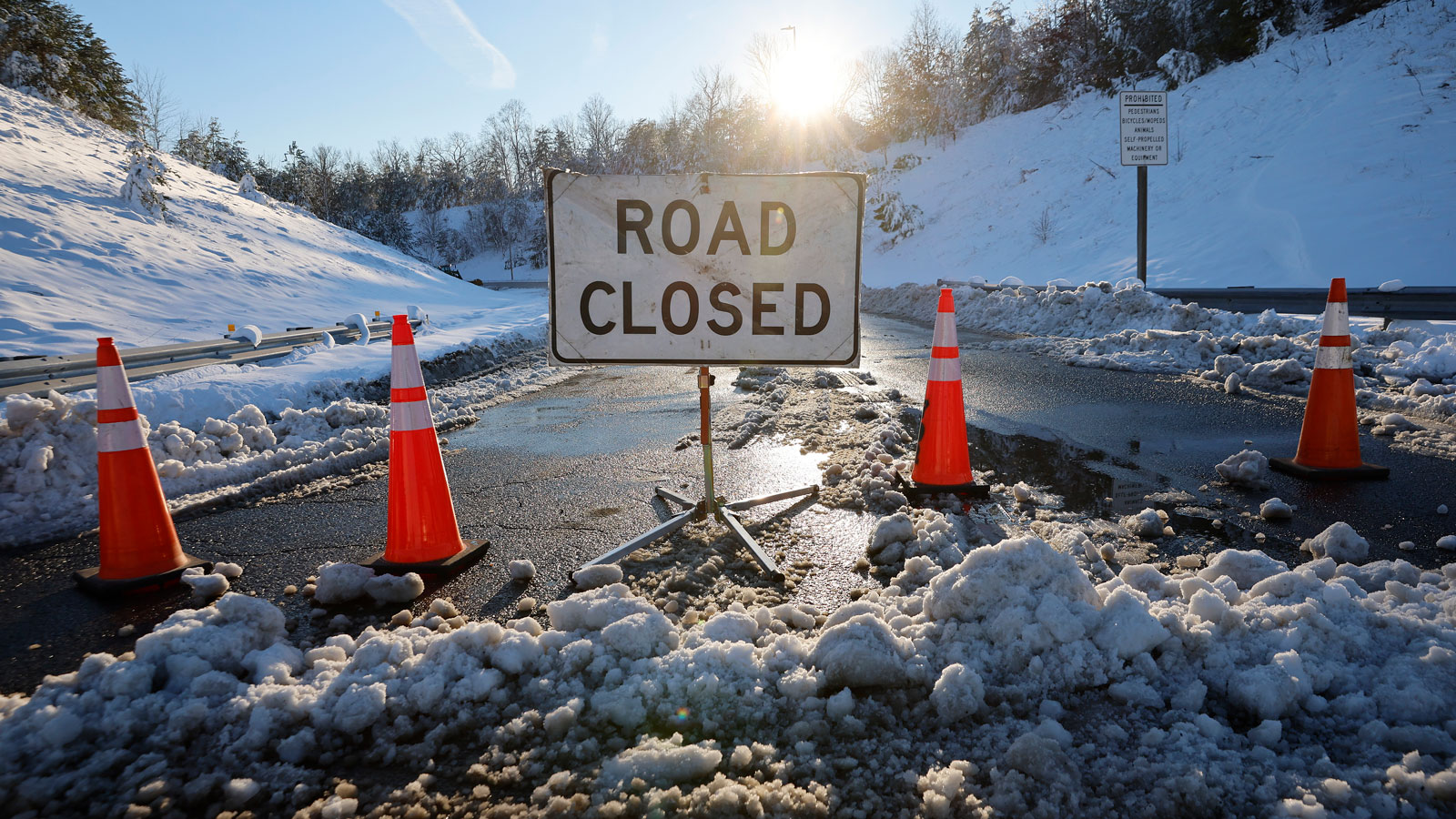 A road closed sign on Interstate 95 in Virginia 