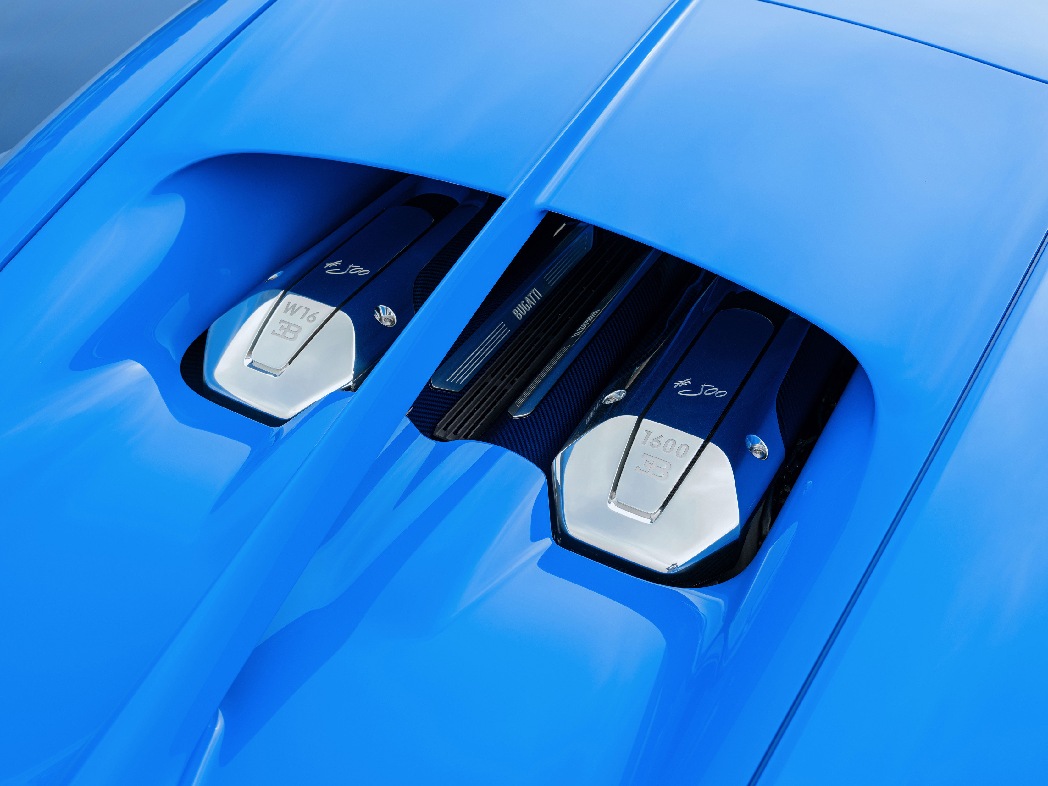 Engine cover of the blue Bugatti Chiron L'Ultime