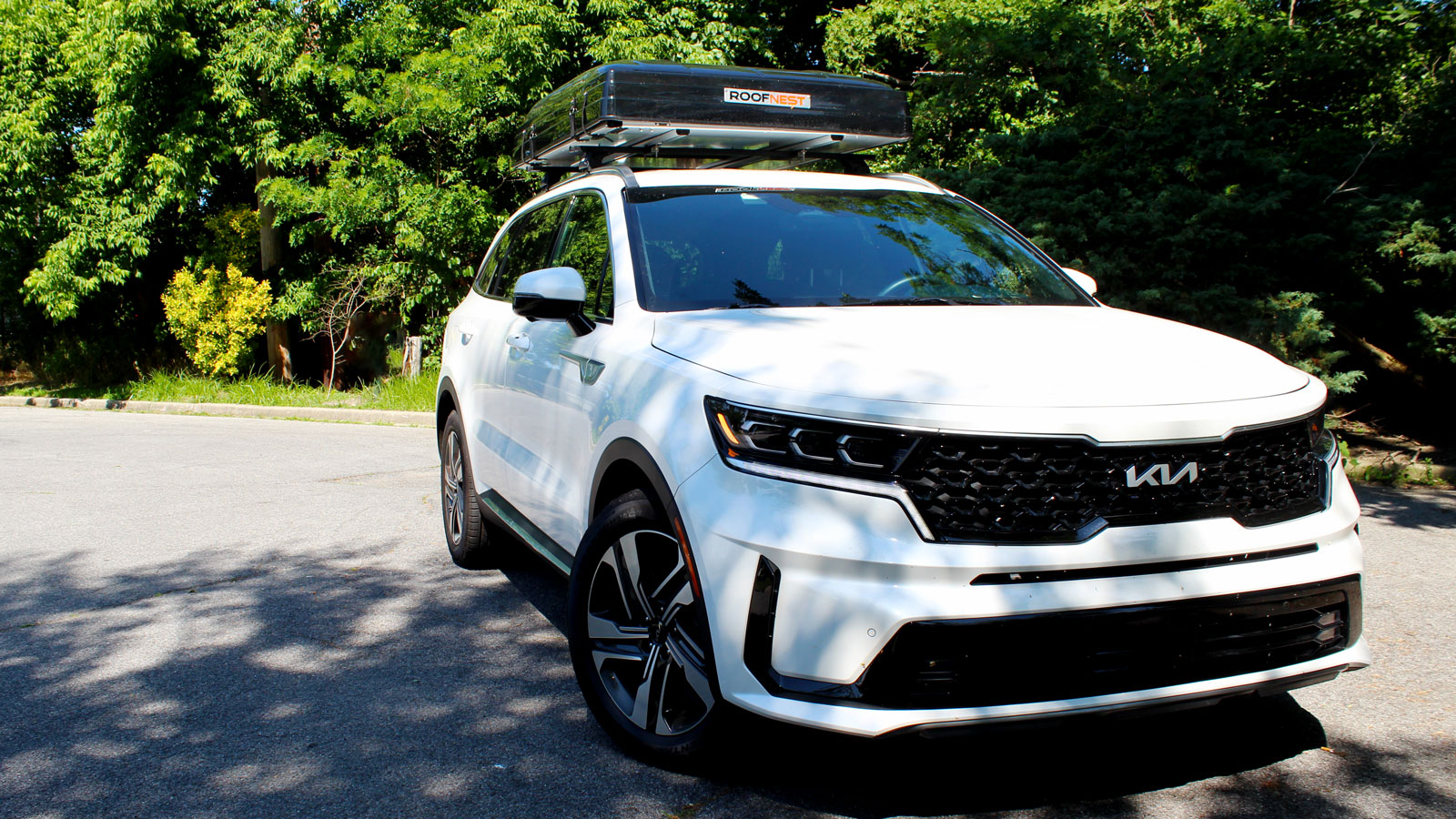 A photo of the front left quarter of a right Kia Sorento hybrid SUV. 