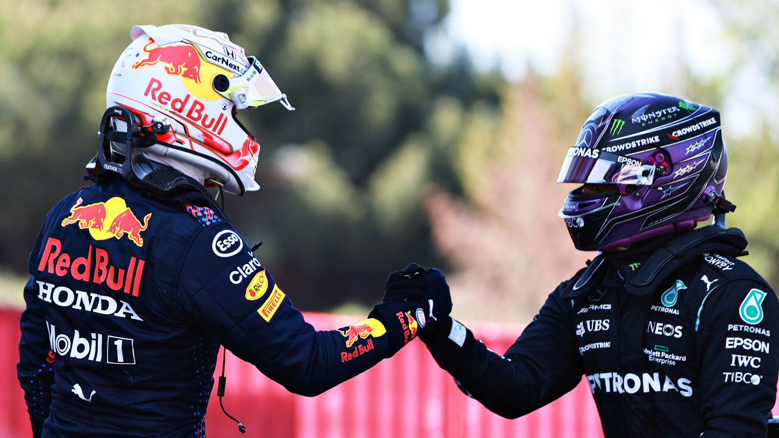 Max Verstappen and Lewis Hamilton shake hands 