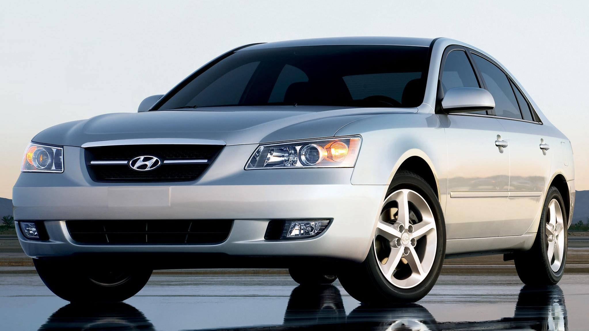 Silver 2005 Hyundai Sonata front three-quarter angle view