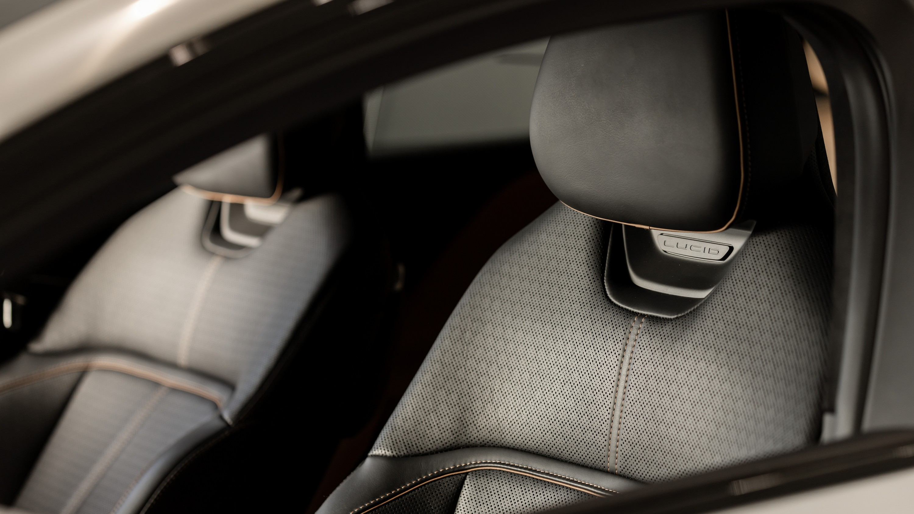 Comfy luxo-seats in black leather.