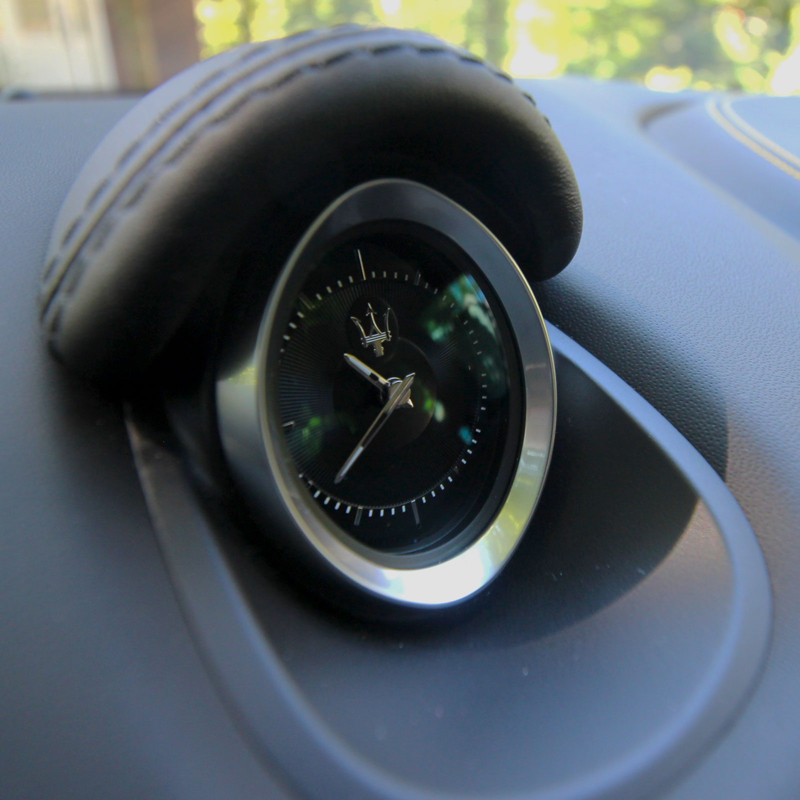 A photo of the clock in the dashboard of the Maserati Ghibli. 