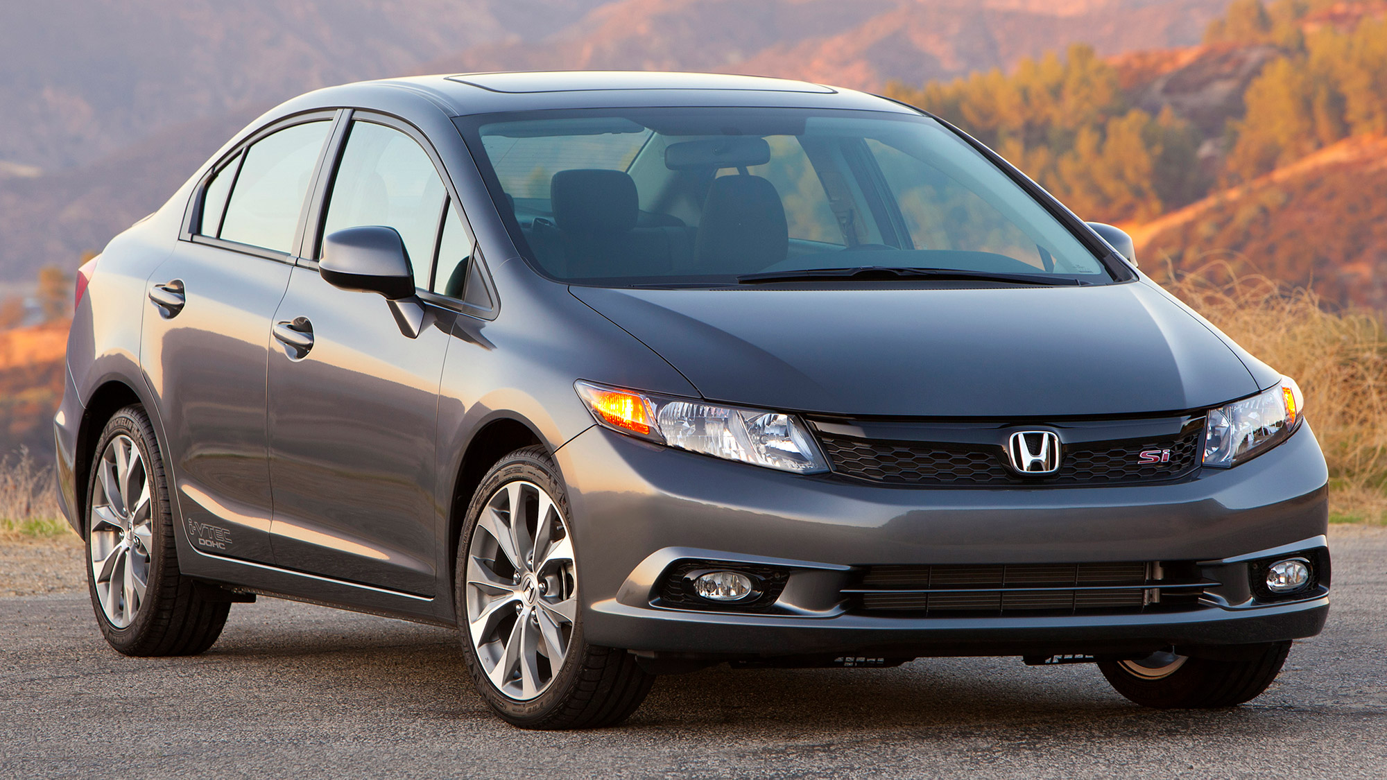 Gray 2012 Honda Civic Si Sedan front three-quarter angle view