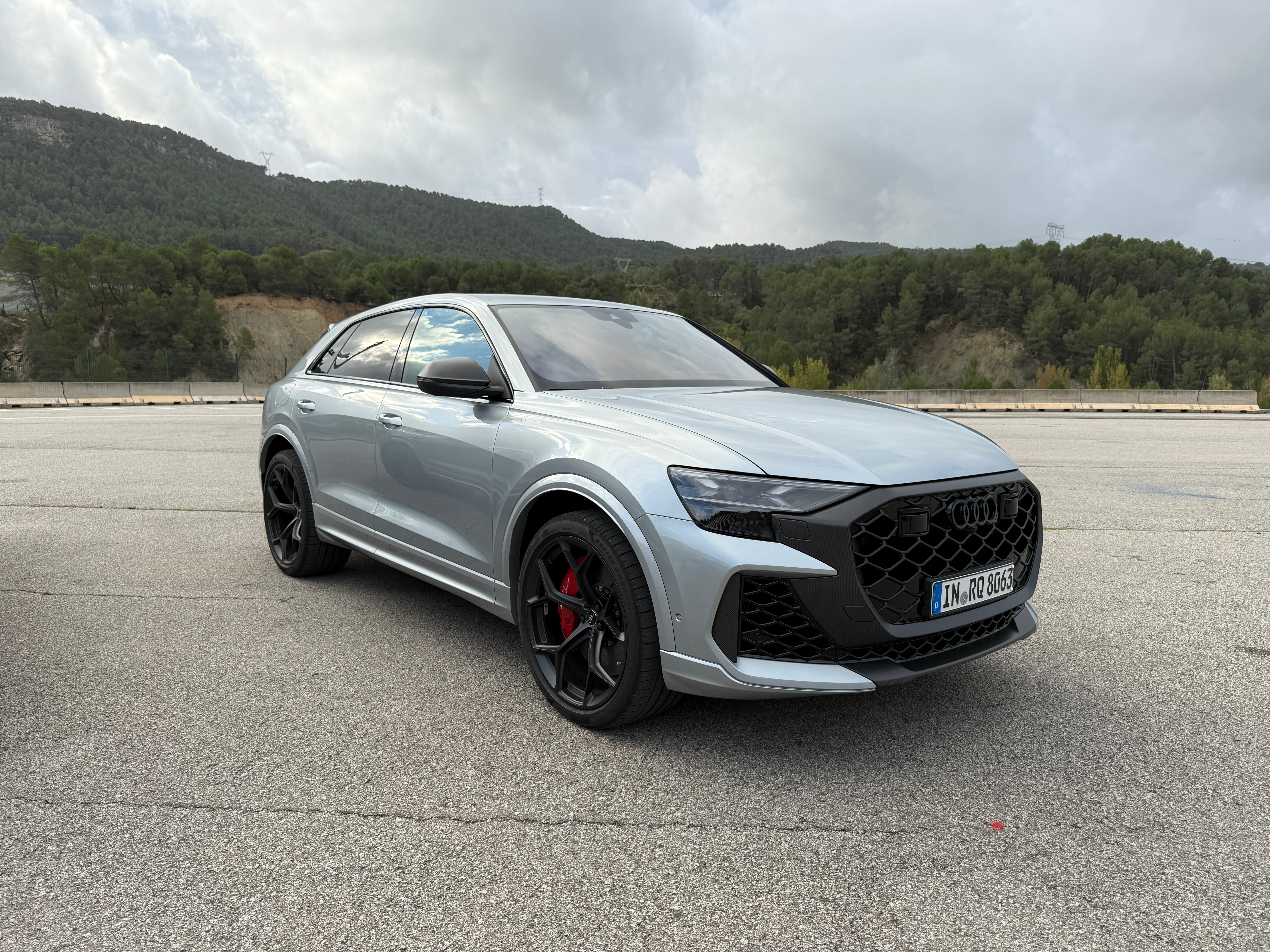 Front 3/4 view of a silver 2025 Audi RS Q8 Performance