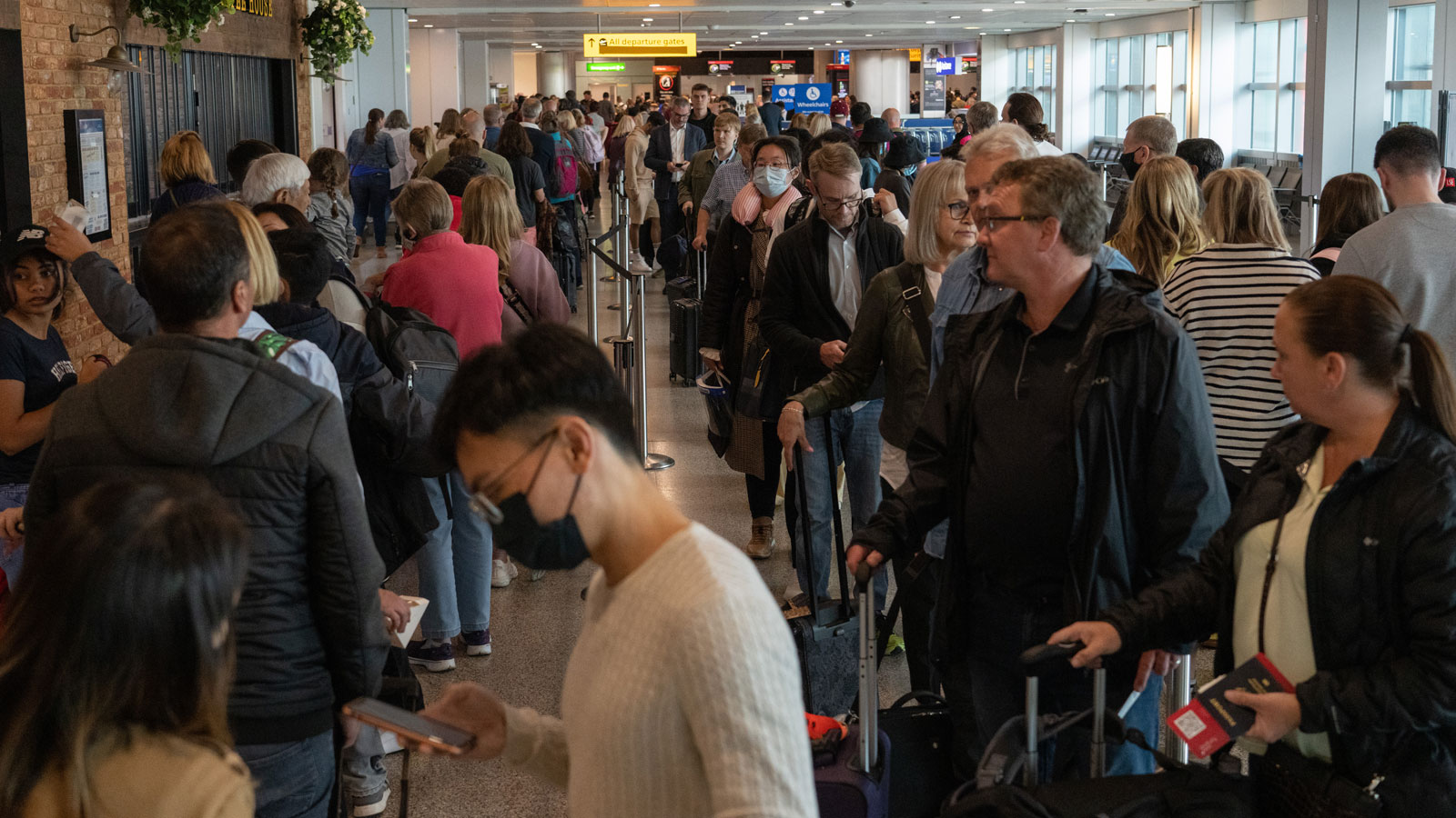 A photo of long lines of travelers at Heathrow Airport in the UK. 