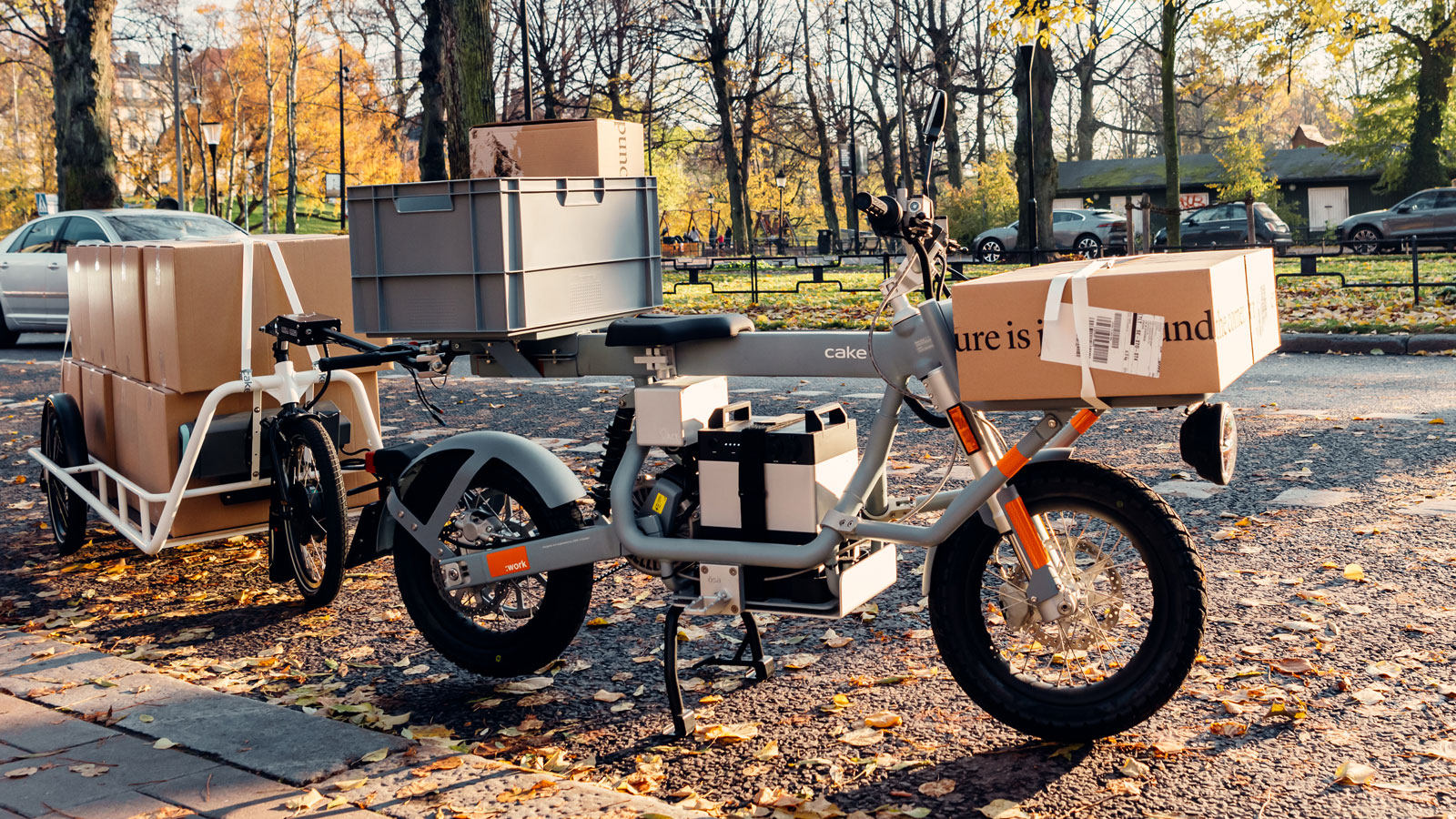 The Ösa+ :work bike with a trailer attached 