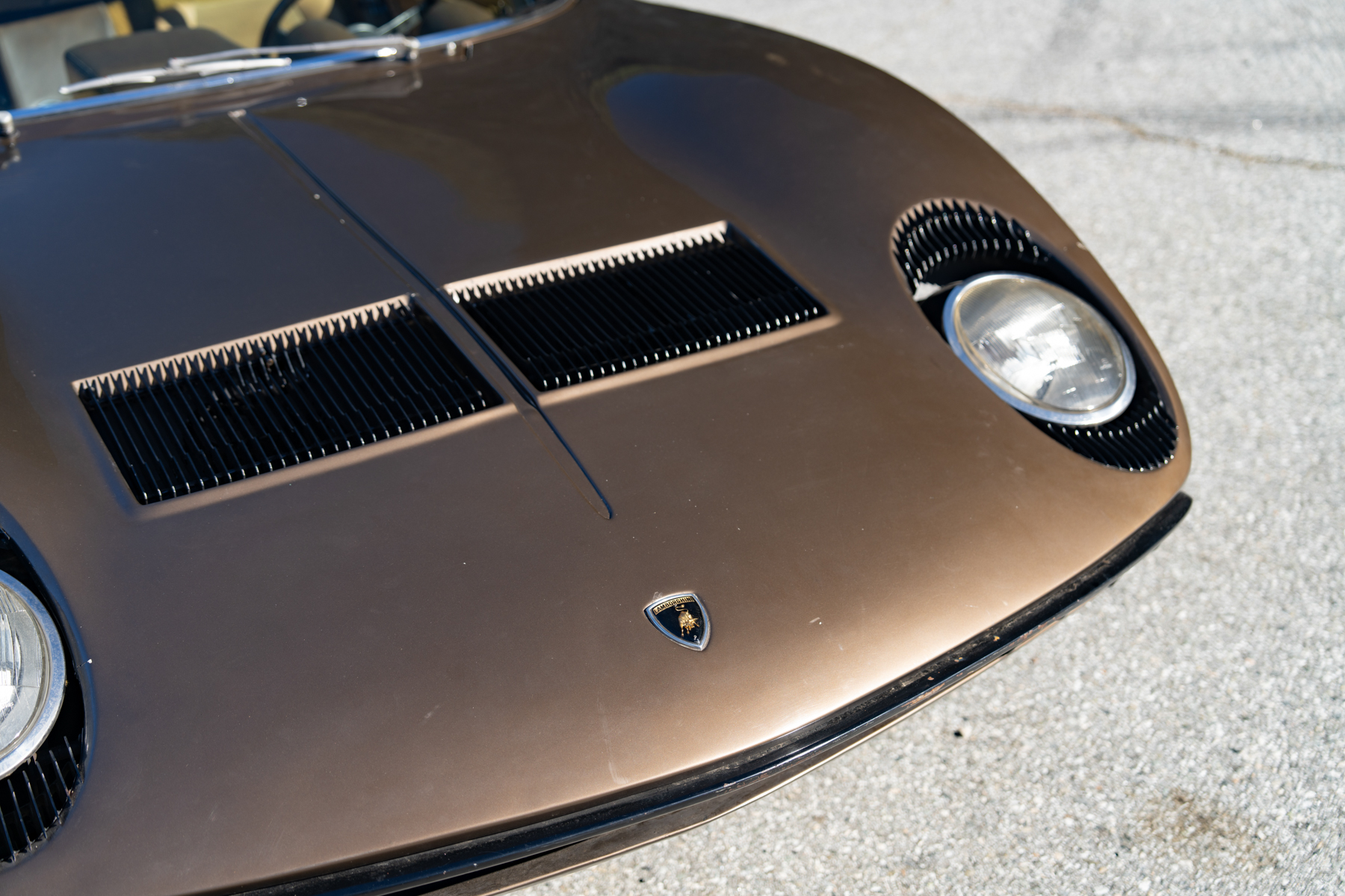 Front end of a brown Lamborghini Miura P400 S