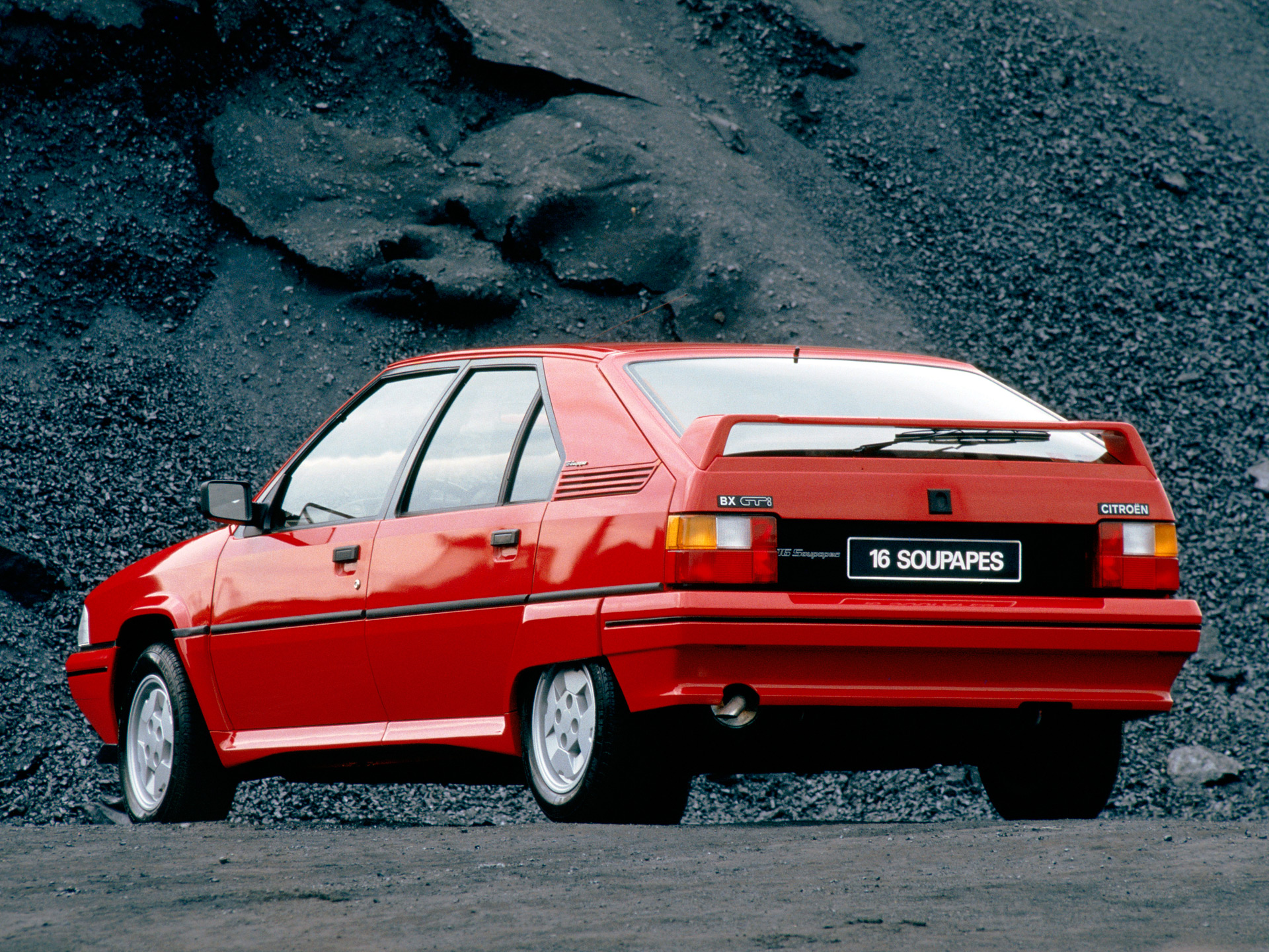 Rear 3/4 view of a red Citroën BX