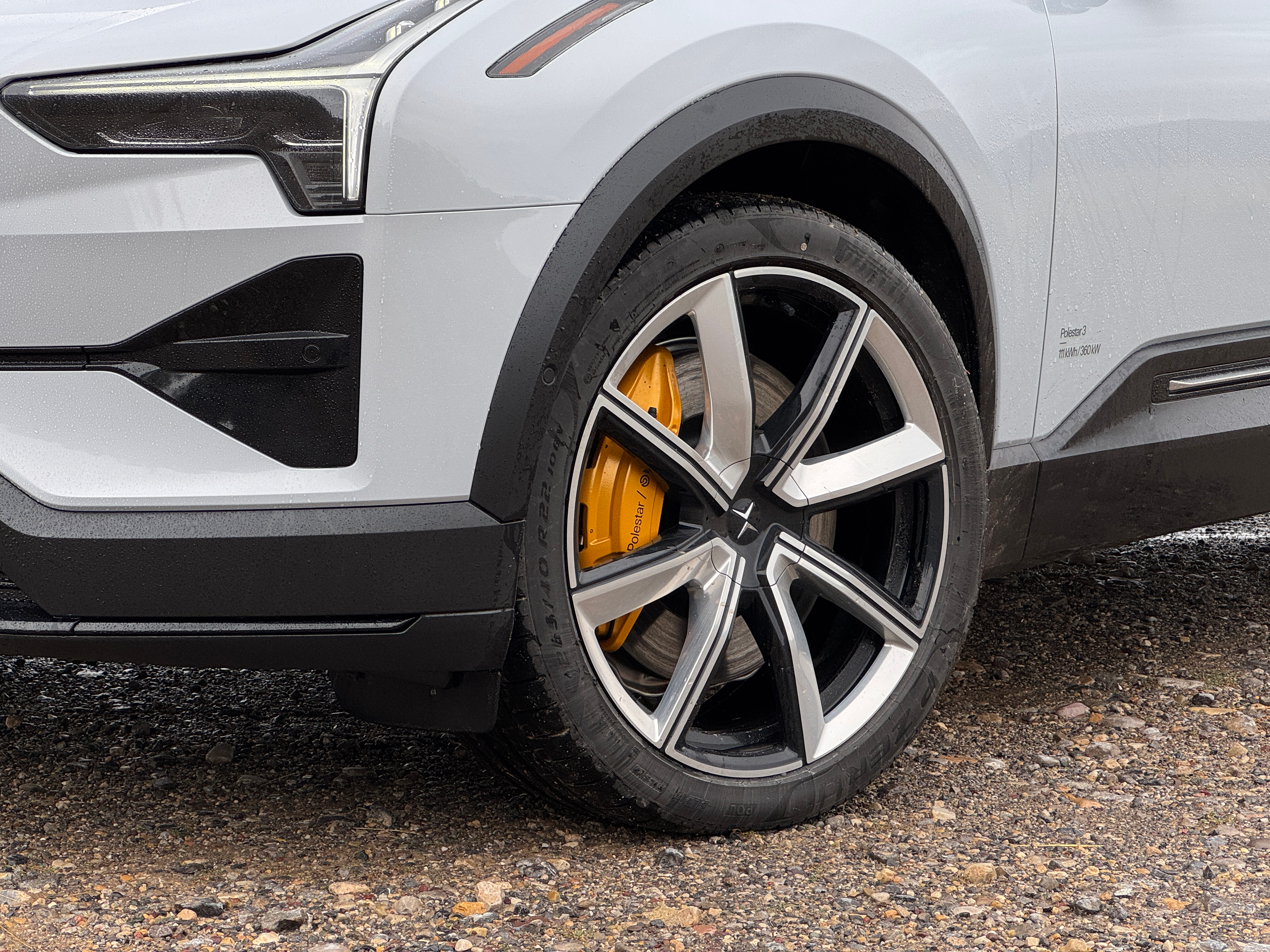 Front wheel of a grey Polestar 3