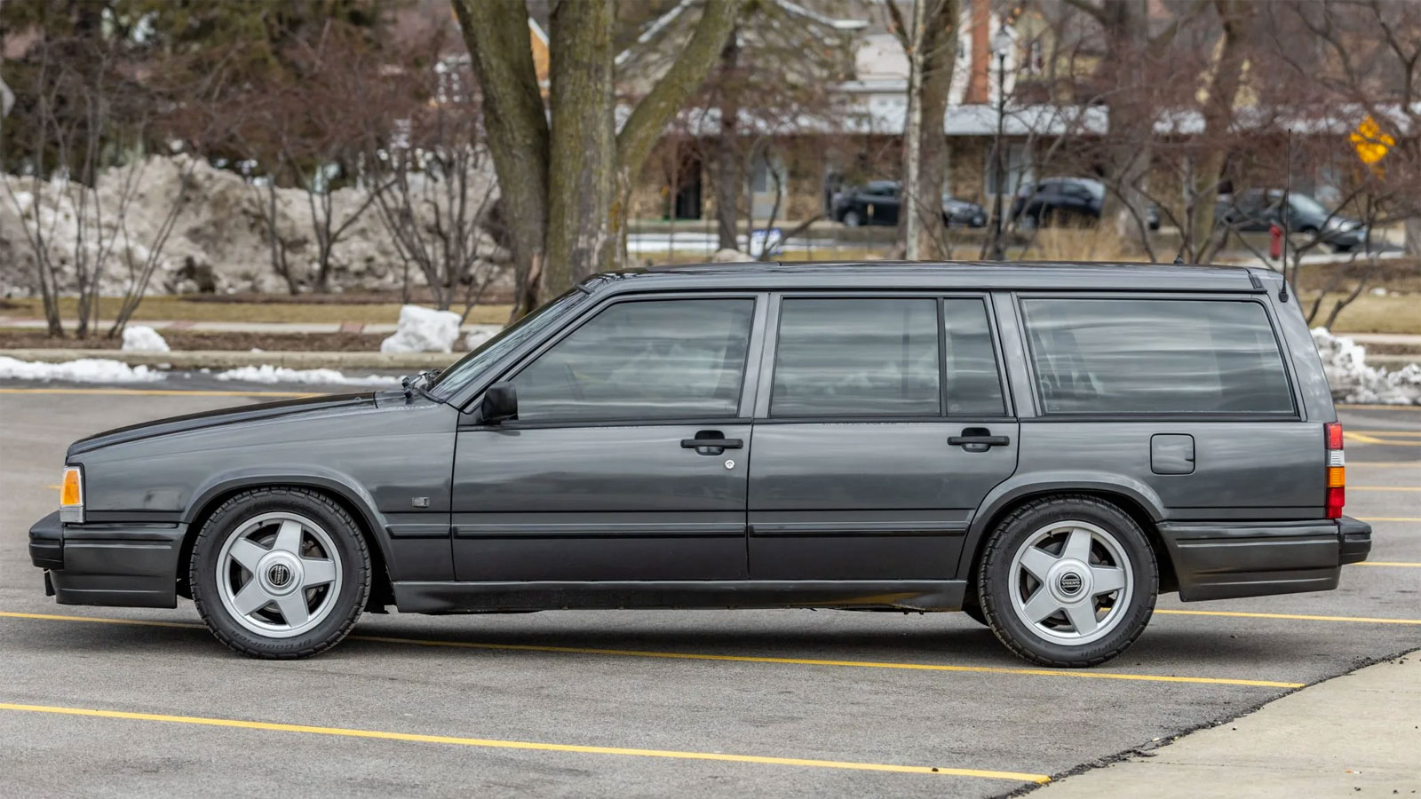 A side photo of the Volvo 740 station wagon. 