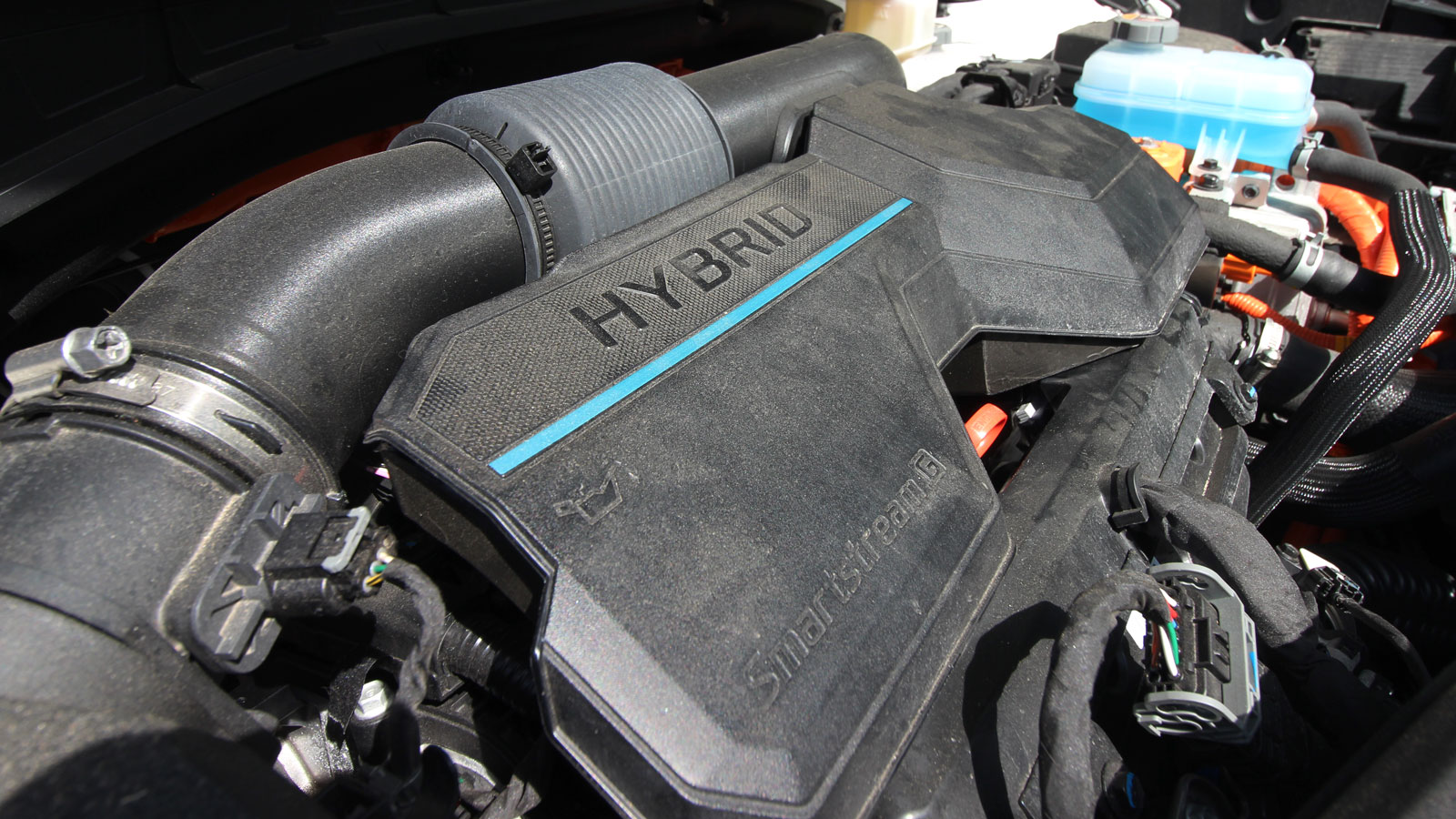 A photo of the hybrid power unit in the front of the Kia Sorento. 