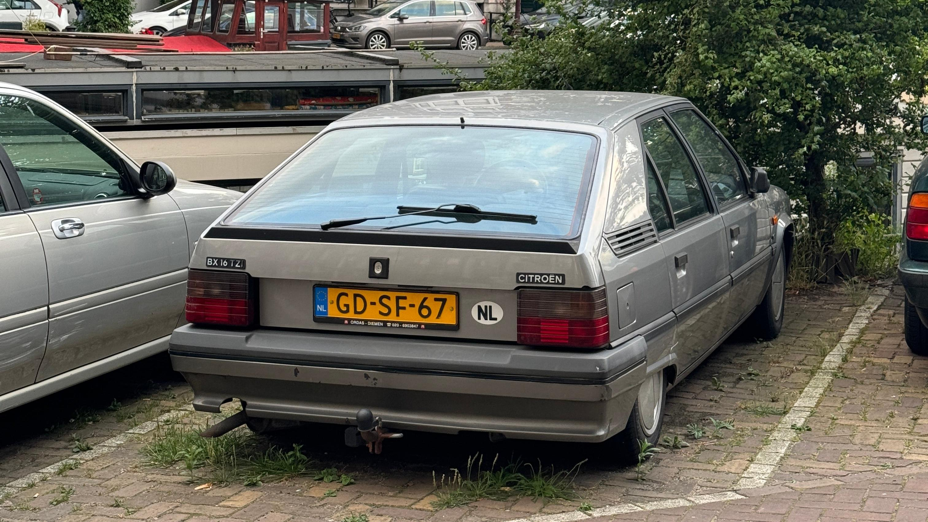 Rear 3/4 view of a grey Citroën BX