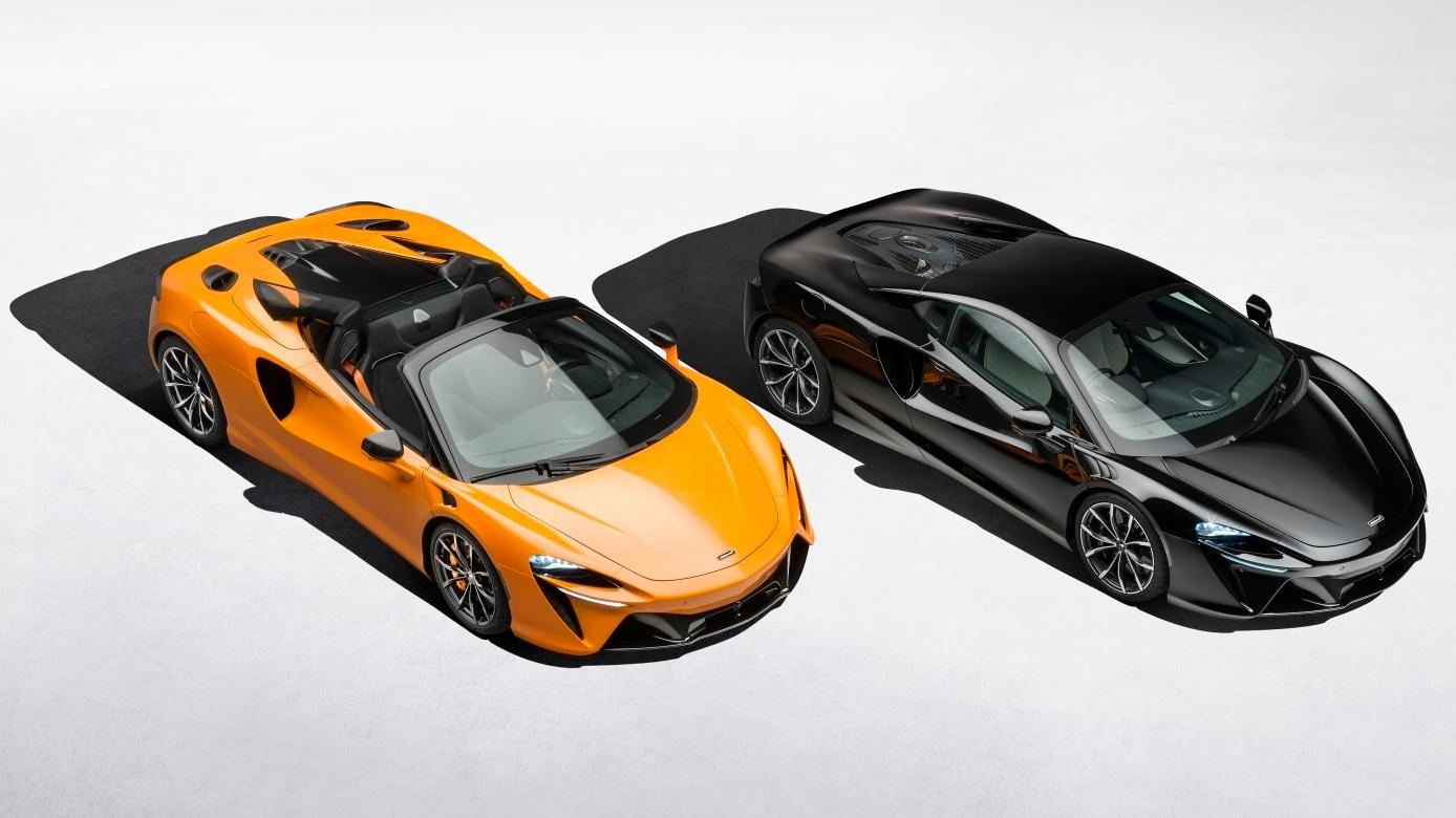 2025 Artura Spider in papaya orange next to a black 2025 Artura 