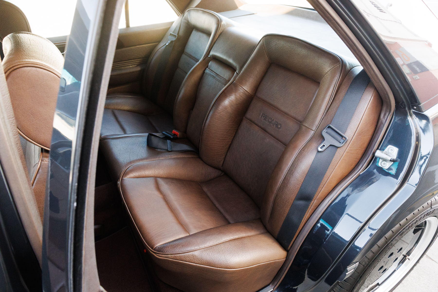 Brown interior of a black Mercedes-Benz AMG 300E 6.0 Hammer