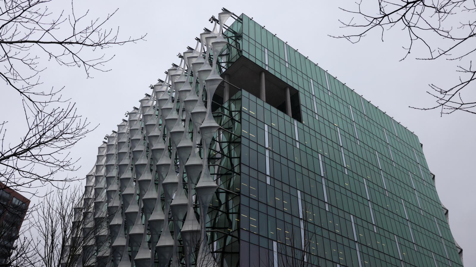 A photo of the U.S Embassy in London. 