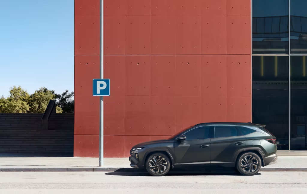 A side view of the facelifted Tucson, again it looks the same as the current model, really.